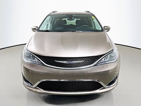 Used 2017 Chrysler Pacifica Touring-L FWD image 2