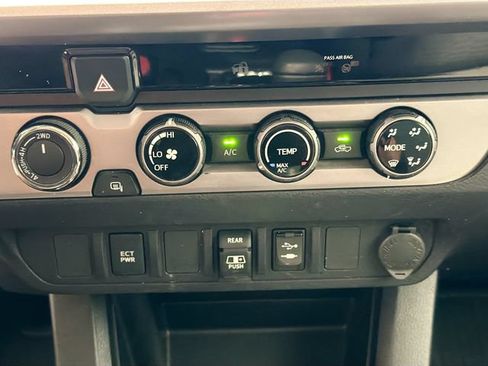 Used 2018 Toyota Tacoma SR5 AWD/4WD image 13