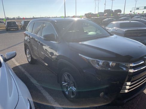 Used 2017 Toyota Highlander Limited image 3