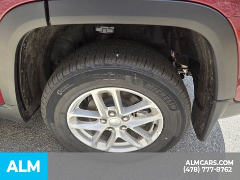 Used 2025 Jeep Grand Cherokee Laredo w/ Luxury Tech Group I AWD/4WD image 18