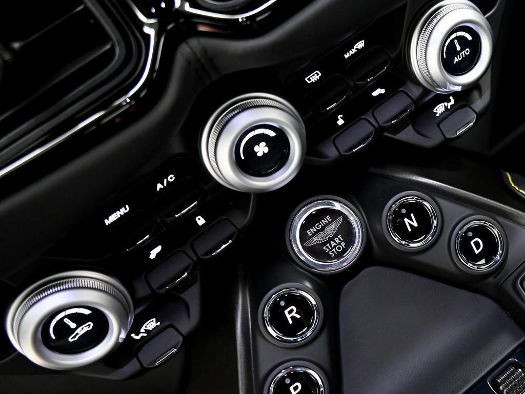 Used 2022 Aston Martin V8 Vantage Coupe RWD image 23