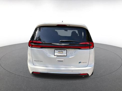 Used 2023 Chrysler Pacifica Limited FWD image 6