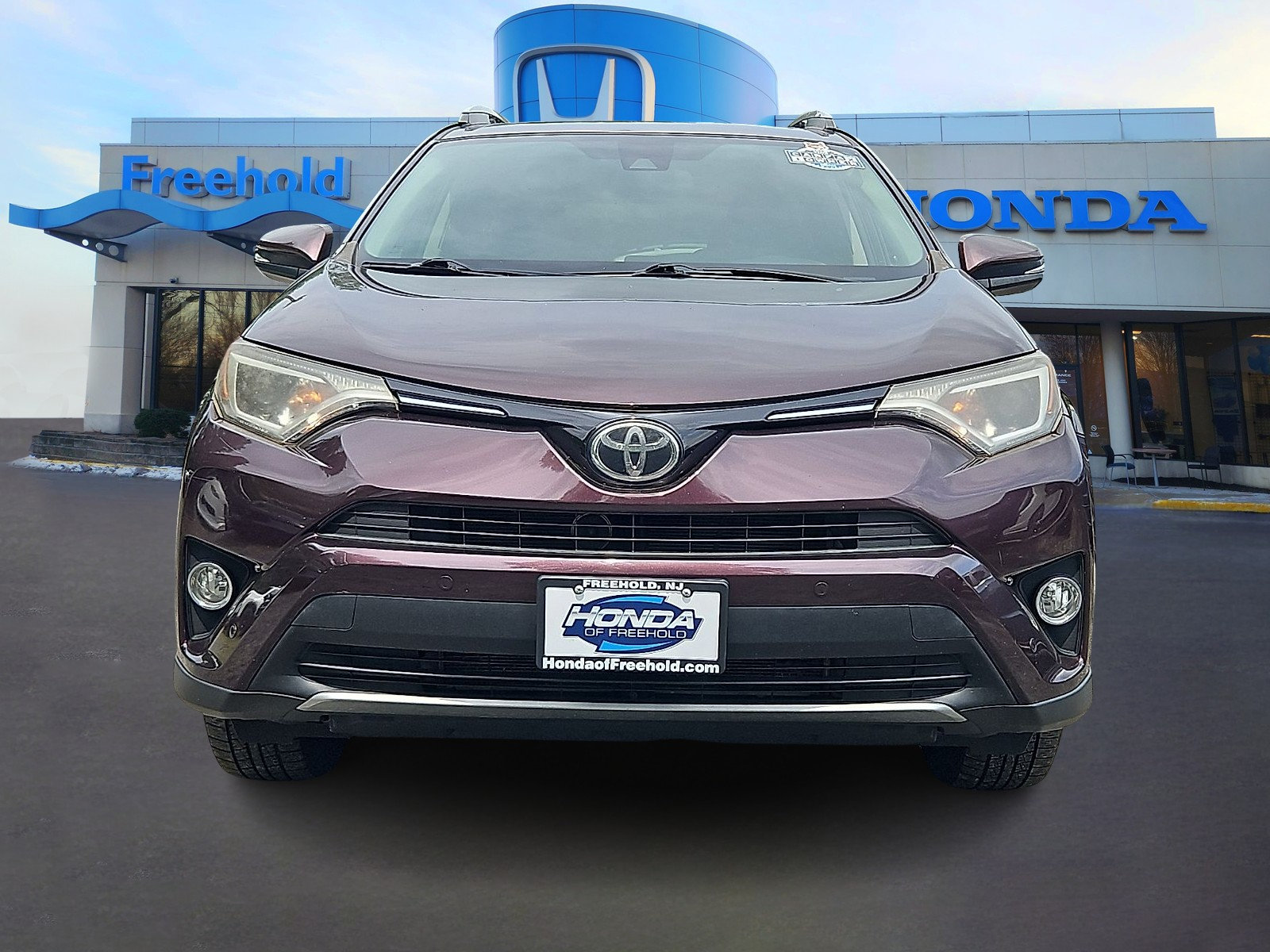 Used 2017 Toyota RAV4 XLE AWD/4WD image 2