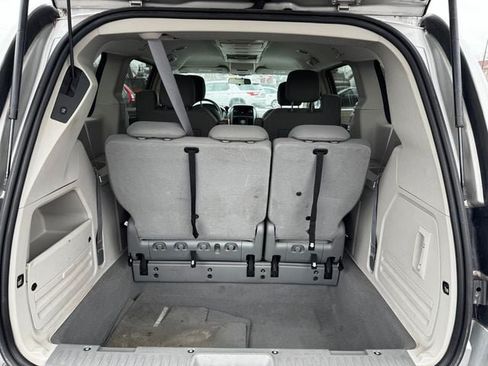 Used 2008 Chrysler Town & Country Touring w/ Flexible Seating Group FWD image 7