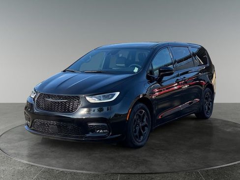 Used 2023 Chrysler Pacifica Limited w/ Uconnect Theater Family Group FWD image 3