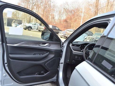 New 2025 Jeep Grand Cherokee Limited image 12