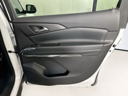 Used 2025 Chevrolet Traverse LT FWD image 32
