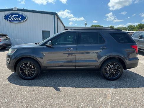 Used 2017 Ford Explorer XLT w/ Equipment Group 202A AWD/4WD image 3
