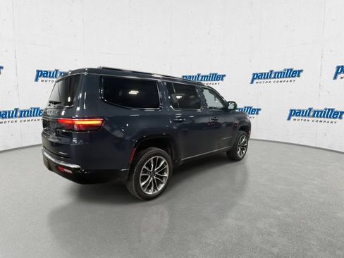 Used 2023 Jeep Wagoneer Series III w/ Premium Group I AWD/4WD image 11