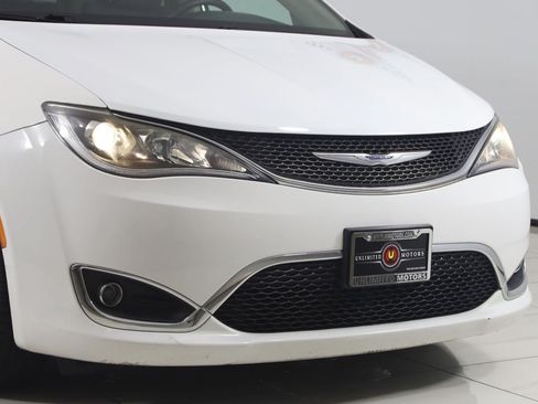 Used 2020 Chrysler Pacifica Touring FWD image 38