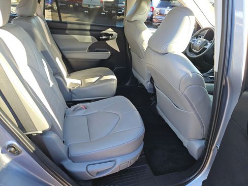 Used 2022 Toyota Highlander XLE image 19