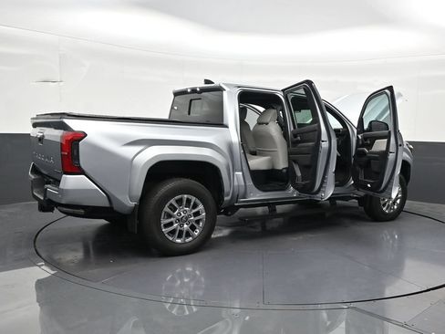 Used 2025 Toyota Tacoma Limited AWD/4WD image 31
