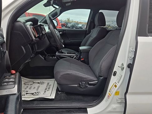 Used 2018 Toyota Tacoma TRD Sport w/ Technology Package image 14