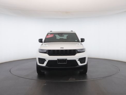 Used 2025 Jeep Grand Cherokee Altitude image 25