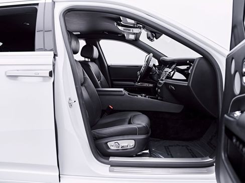 Used 2018 Rolls-Royce Ghost RWD image 37