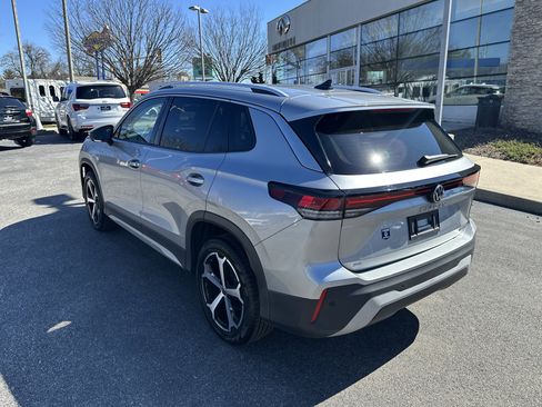 Used 2025 Volkswagen Tiguan SE image 5
