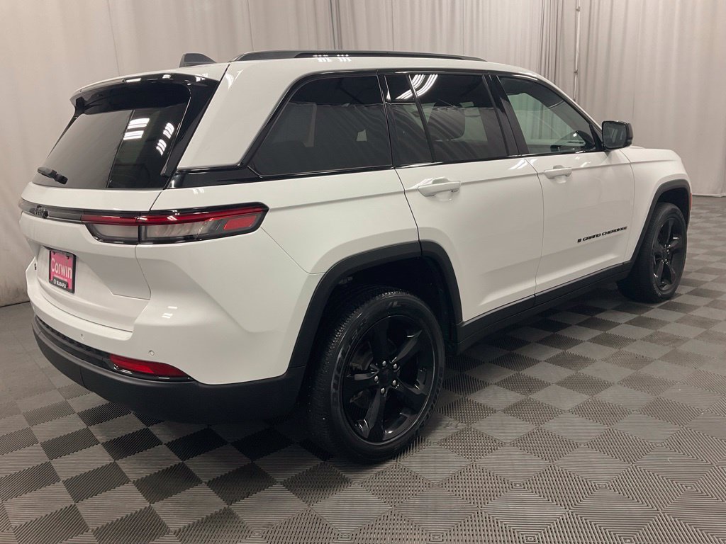 Used 2024 Jeep Grand Cherokee Altitude AWD/4WD image 2