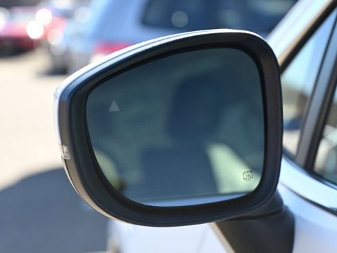 Used 2023 Chrysler Pacifica Touring-L image 9