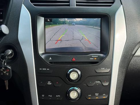 Used 2015 Ford Explorer XLT w/ Equipment Group 202B FWD image 18