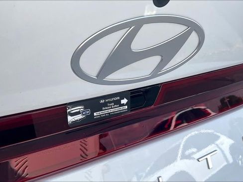 New 2025 Hyundai Elantra Limited image 18