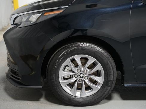 Certified 2024 Toyota Sienna LE image 5