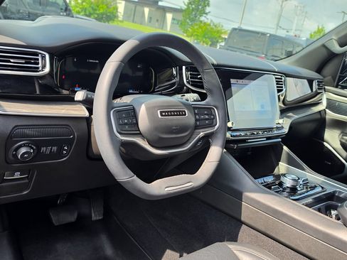 Used 2023 Jeep Wagoneer Series III w/ Premium Group I AWD/4WD image 11