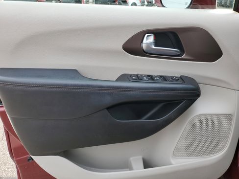 Used 2018 Chrysler Pacifica Touring-L w/ Premium Audio Group image 19