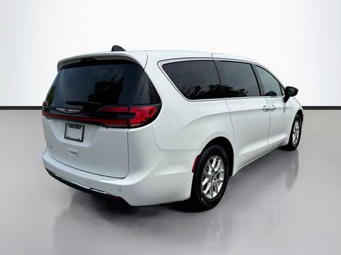 Used 2024 Chrysler Pacifica Touring-L image 8