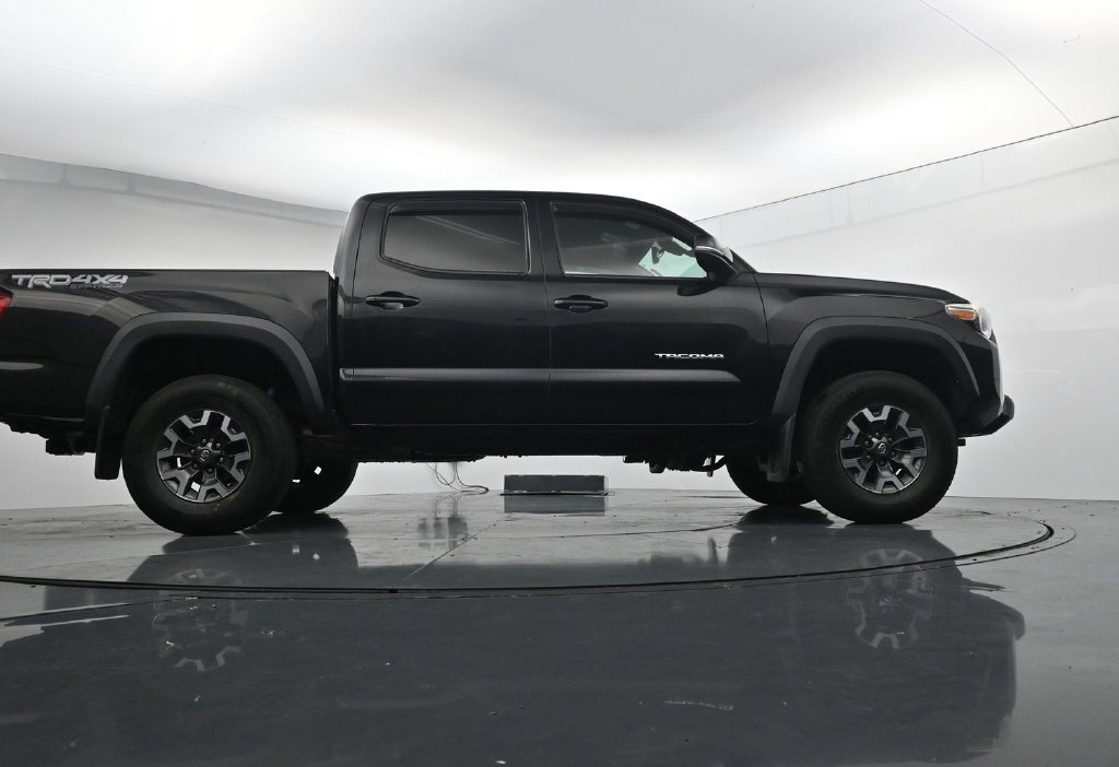 Used 2018 Toyota Tacoma TRD Off-Road w/ Technology Package AWD/4WD image 38