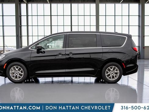 Used 2023 Chrysler Pacifica Touring-L FWD image 2