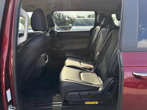 Used 2026 Kia Carnival FWD image 28