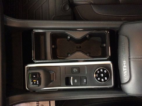 Used 2024 Nissan Pathfinder SL w/ Black Appearance Package image 30