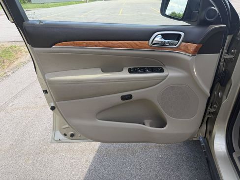 Used 2011 Jeep Grand Cherokee Overland AWD/4WD image 14