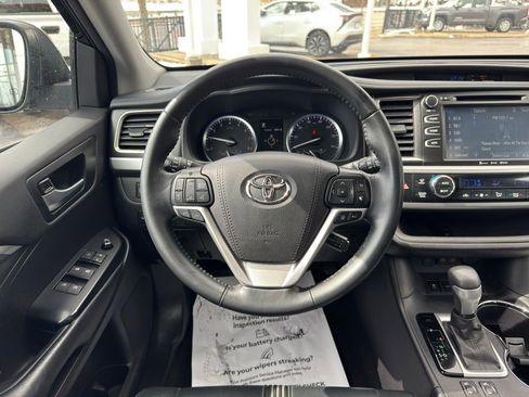Used 2018 Toyota Highlander SE image 39