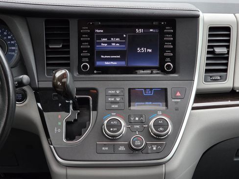 Used 2020 Toyota Sienna XLE FWD image 33
