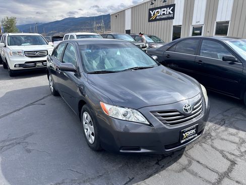 Used 2009 Toyota Camry LE FWD image 1