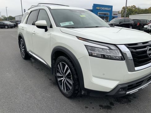 Used 2023 Nissan Pathfinder Platinum image 16