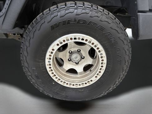 Used 2017 Jeep Wrangler Unlimited Rubicon w/ Connectivity Group AWD/4WD image 9