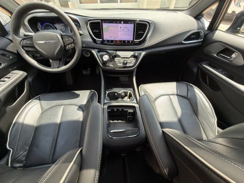 Used 2025 Chrysler Pacifica Limited FWD image 9