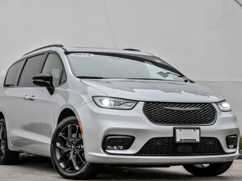 Used 2024 Chrysler Pacifica Limited w/ S Appearance Package image 1
