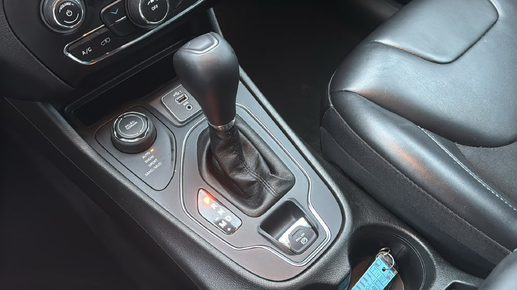 Used 2019 Jeep Cherokee Latitude Plus w/ Cold Weather Group AWD/4WD image 26