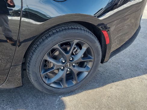 Used 2025 Chrysler Pacifica Limited image 10