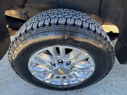 Used 2023 Chevrolet Silverado 2500 High Country image 38