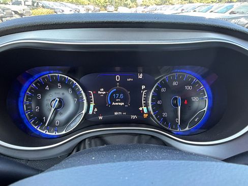 Used 2025 Chrysler Pacifica Limited FWD image 31