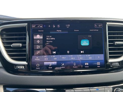 Used 2024 Chrysler Pacifica Touring-L image 16