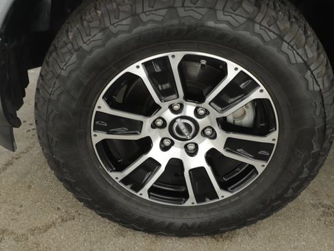 Used 2023 Nissan Titan SV image 5