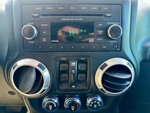 Used 2018 Jeep Wrangler Unlimited Sahara AWD/4WD image 17