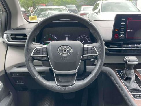 Certified 2024 Toyota Sienna XLE FWD image 16