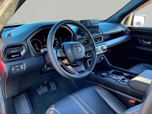 Used 2025 Honda Pilot TrailSport image 14