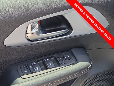 Used 2026 Chrysler Pacifica Limited FWD image 15